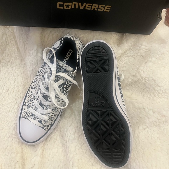 Converse tennis shoes - Picture 3 of 3